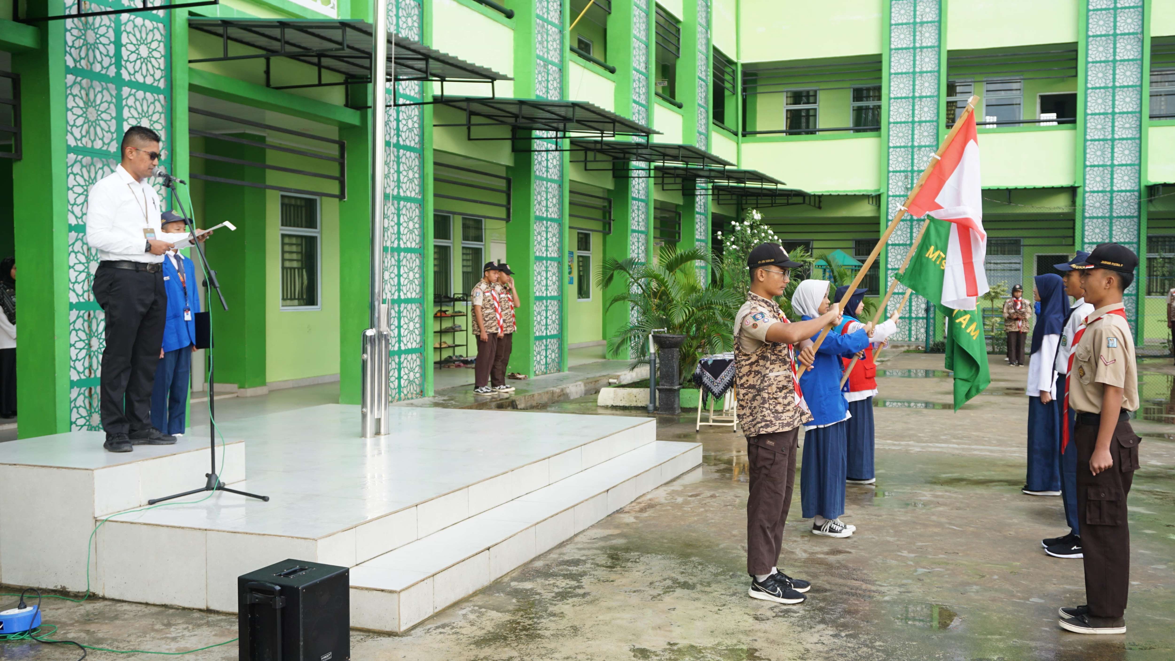 Bangun jiwa leadership dan semangat berorganisasi siswa, Kepala MTs USB Filial MTsN 1 Batam lantik pengurus OSIM, Pramuka dan PMR Masa Bakti 2023-2024