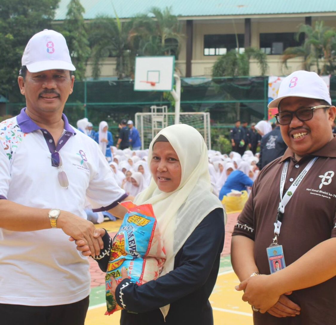 Sempena Peringatan HAB Kemenag, Petugas Kebersihan MAN Batam Terima Paket Sembako dari Walikota Batam
