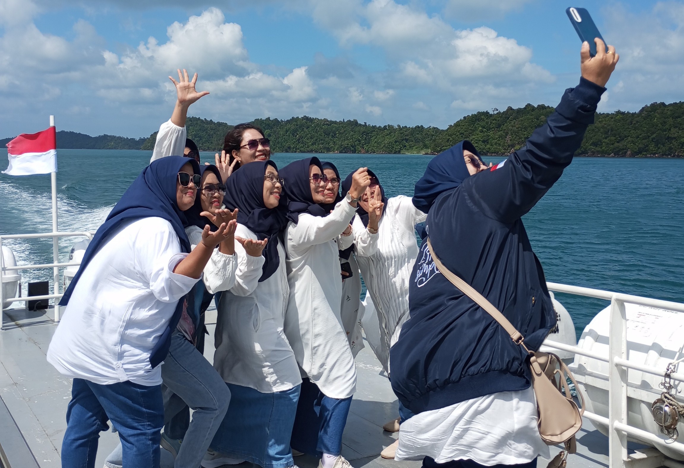 Usir Rasa Bosan di atas Kapal, DWP Kankemenag Kota Batam Berswafoto Bersama