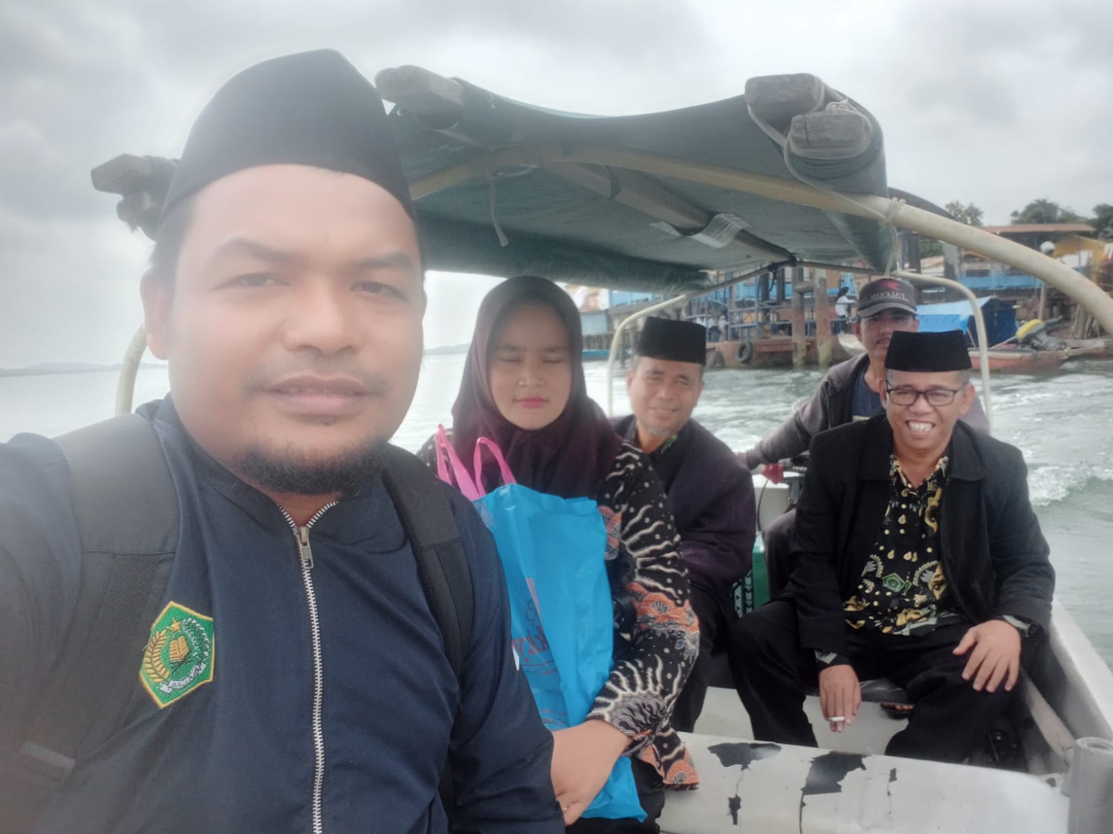Naik Speed Boat, Kepala KUA Bulang Bersama Pegawai Menuju Tempat Tugas