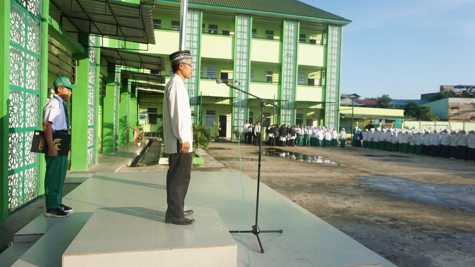 Dampak Negatif Penggunaan Handphone, Pesan Penting Muhammad Chamim, M.Pd Saat Upacara Bendera