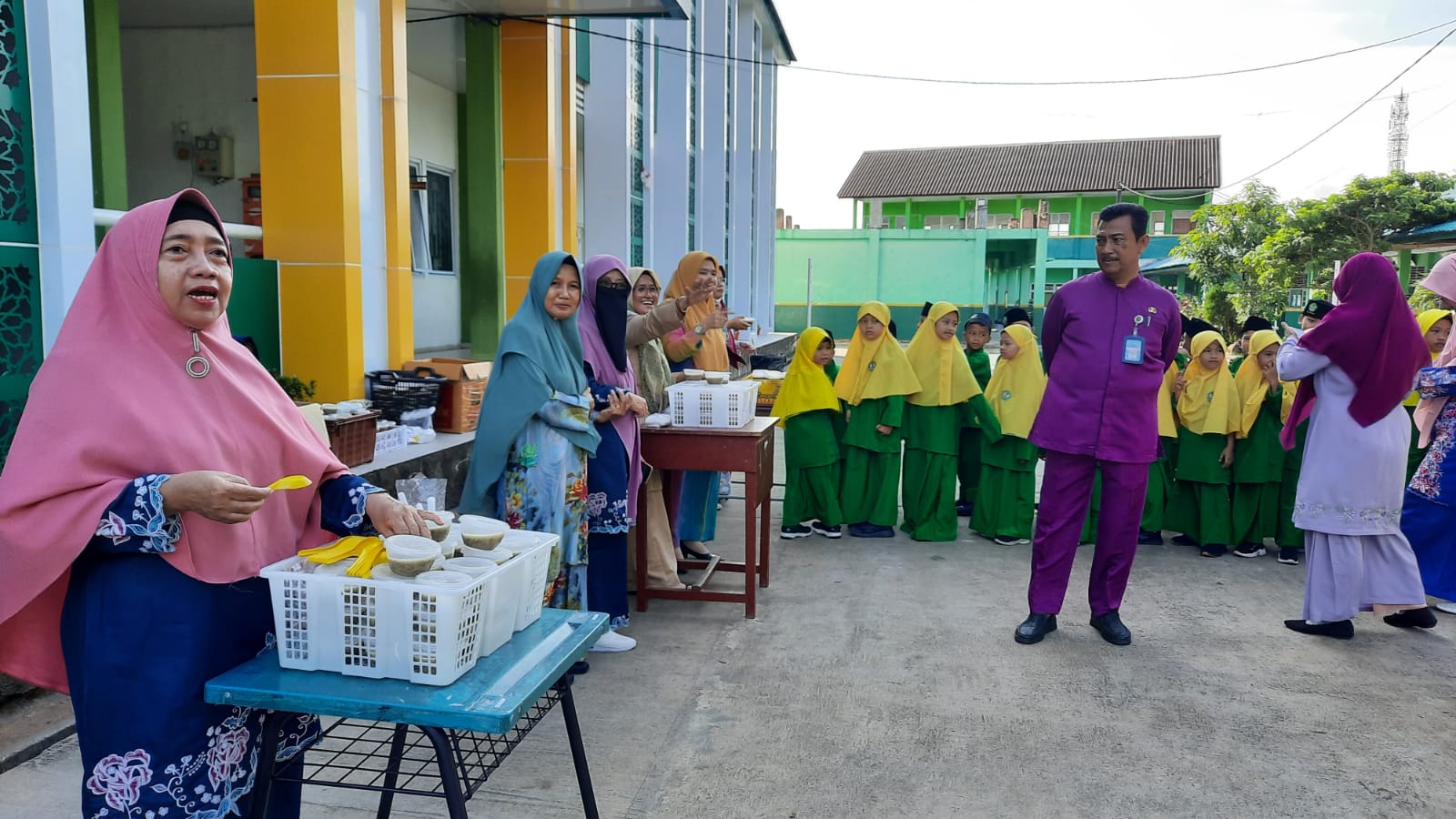 Gelar Makan Sehat, MIN 1 Batam Siapkan Bubur Kacang Hijau