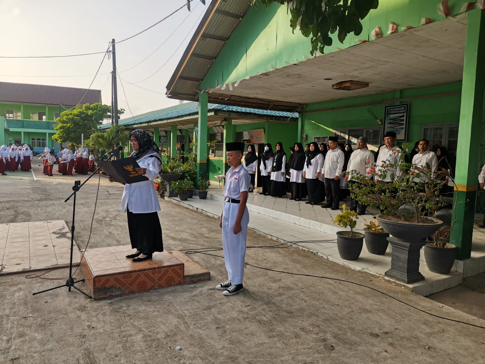 MIN 1 Batam Melaksanakan Upacara Bendera Hari Senin 