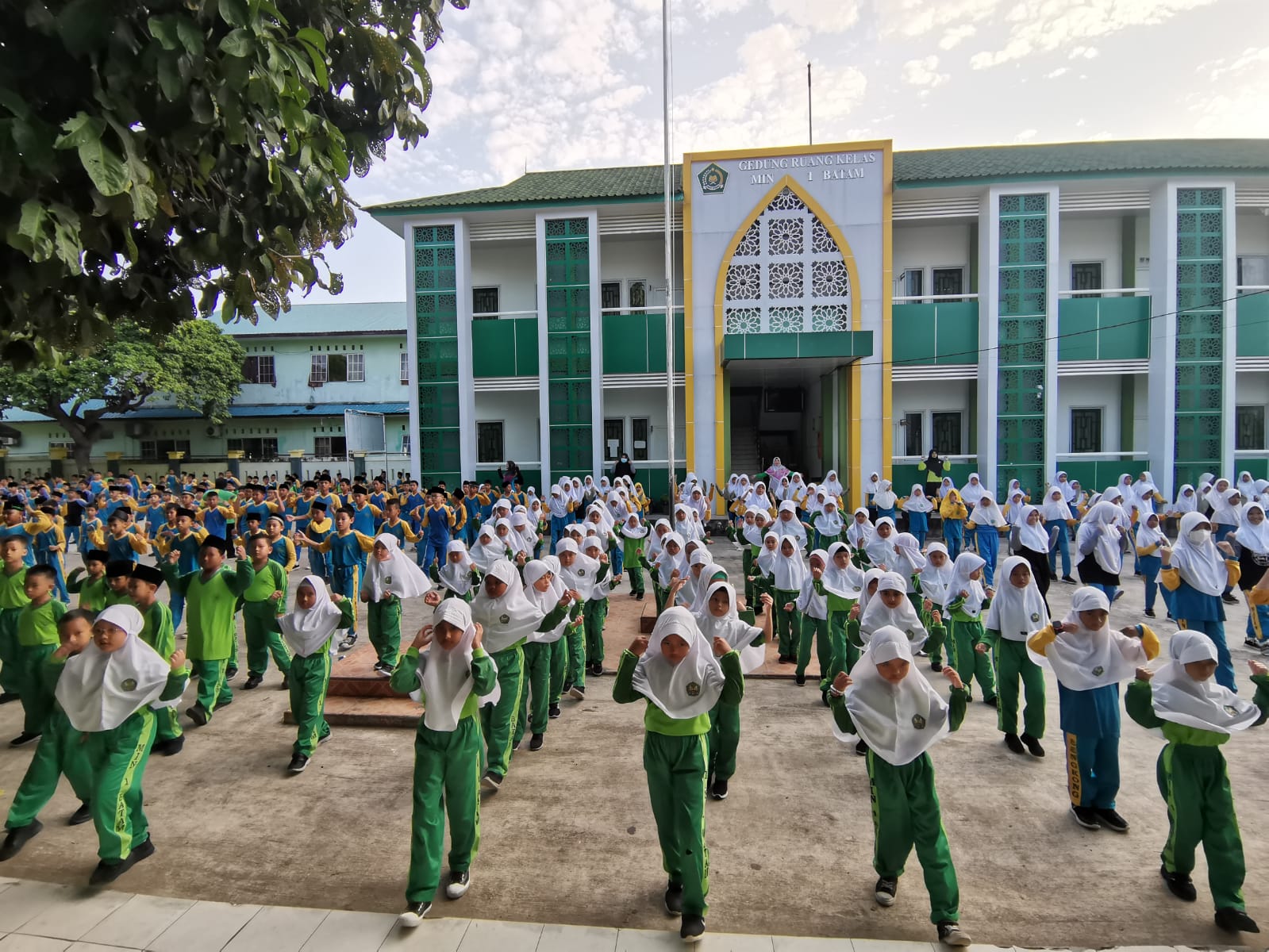 Senam Pagi Sebagai Gaya Hidup Sehat di MIN 1 Batam
