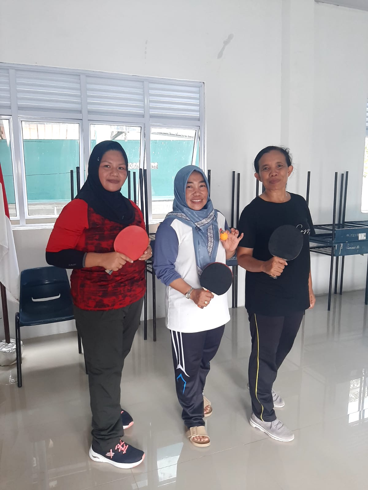Guru MIN 2 Batam Meraih Juara 1 Pertandingan Tenis Meja HUT ke 18 SMP N 26 Batam