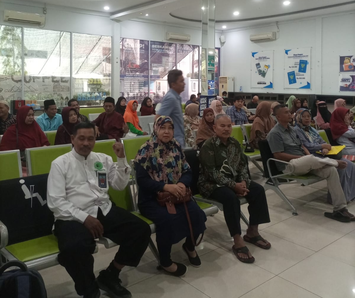Kankemenag Kota Batam Dampingi Calon Jamaah Haji Urus Paspor di Imigrasi