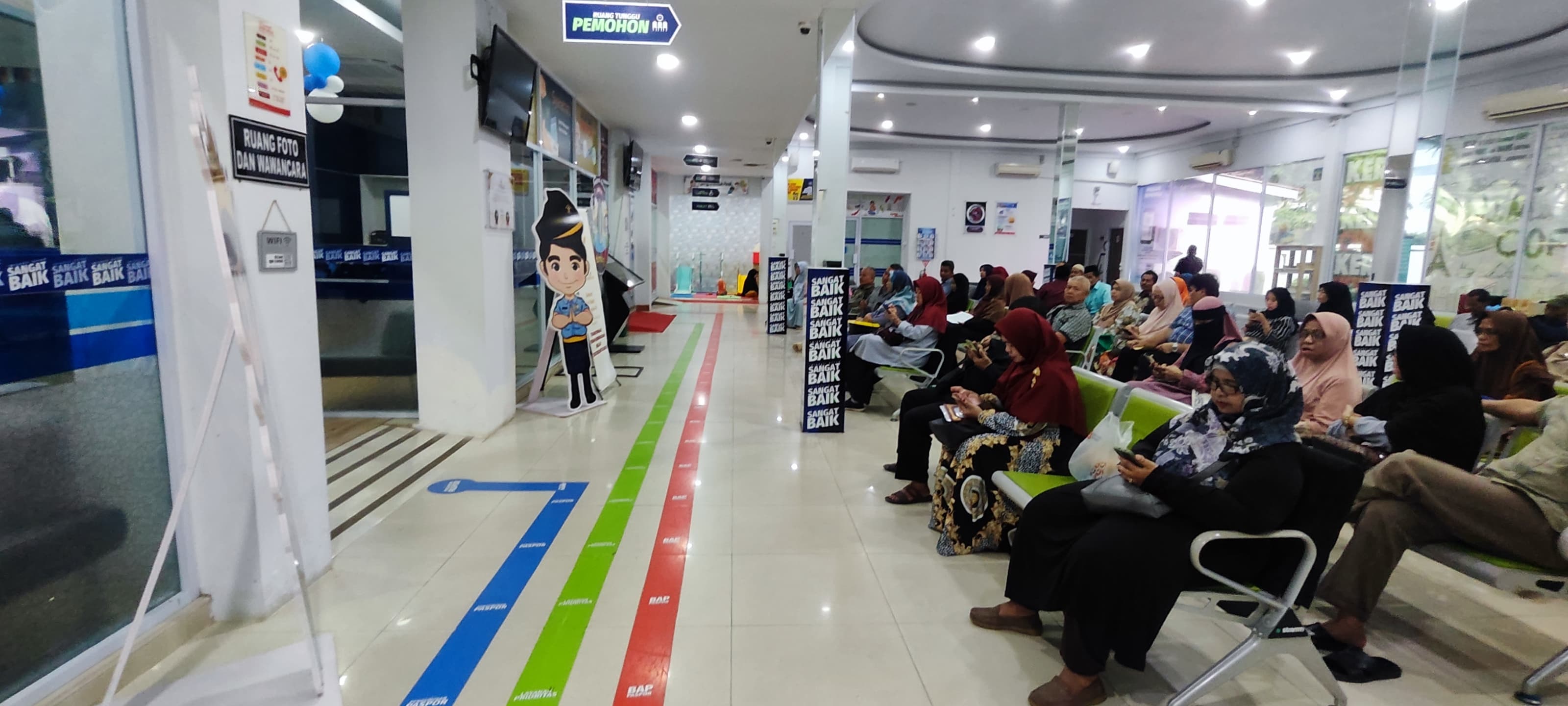 Urus Dokumen Haji, Ratusan Calon Jamaah Datangi Imigrasi