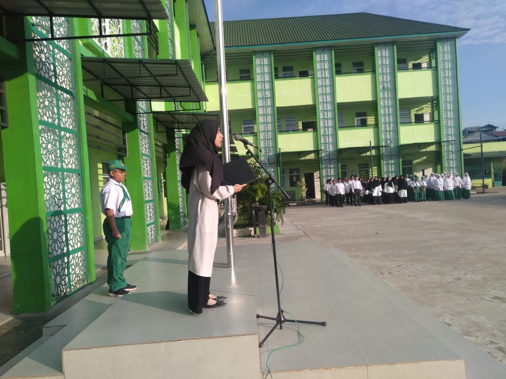 Pentingnya Menjaga Kebersihan Merupakan Nasihat Rika Urzanika, S.Pd Pada Amanat Upacara Bendera