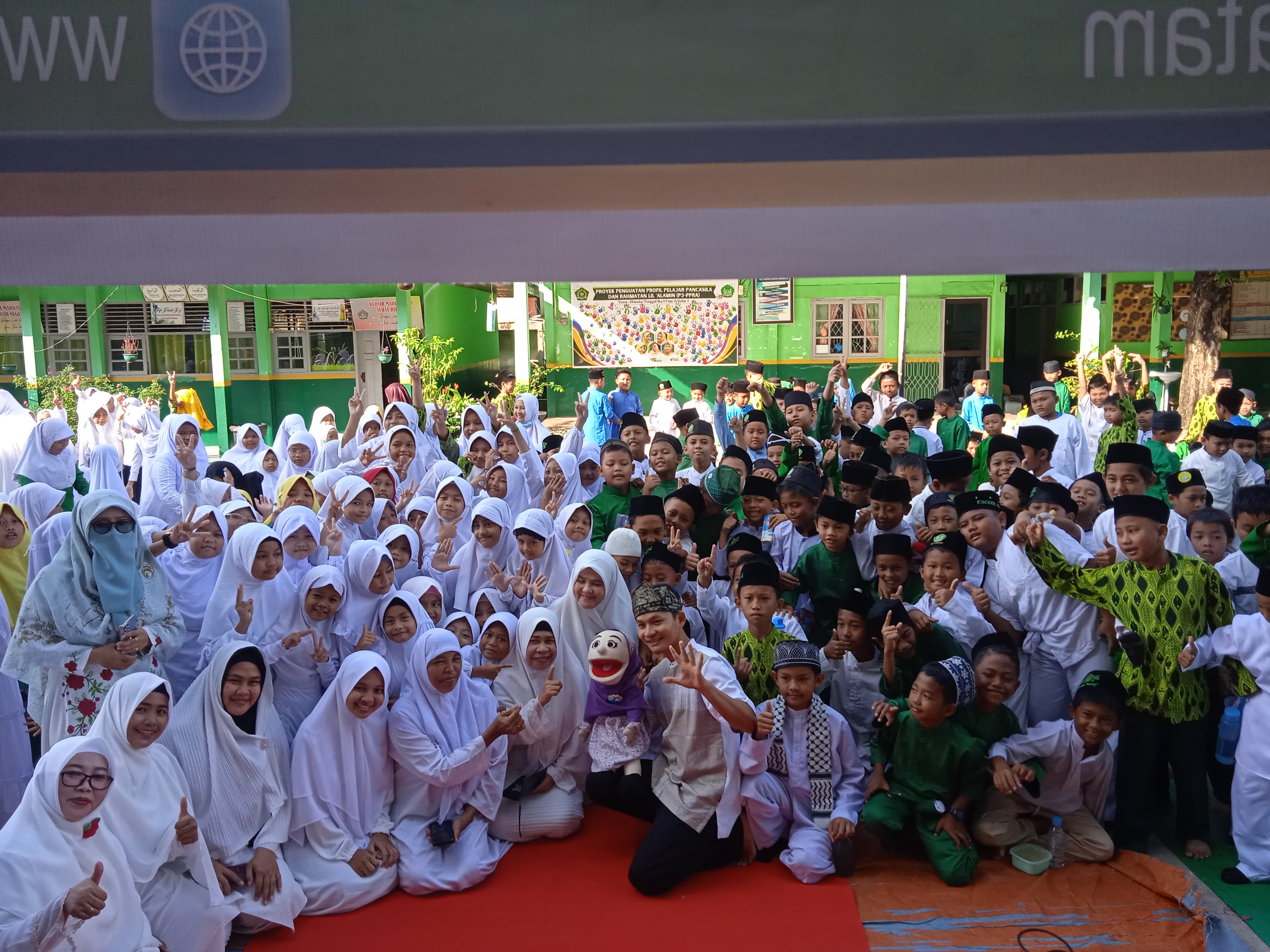 Peringatan Isra' Mi'raj di MIN 1 Batam, Story Telling Edukatif Bersama Kak Jani dan Kumi