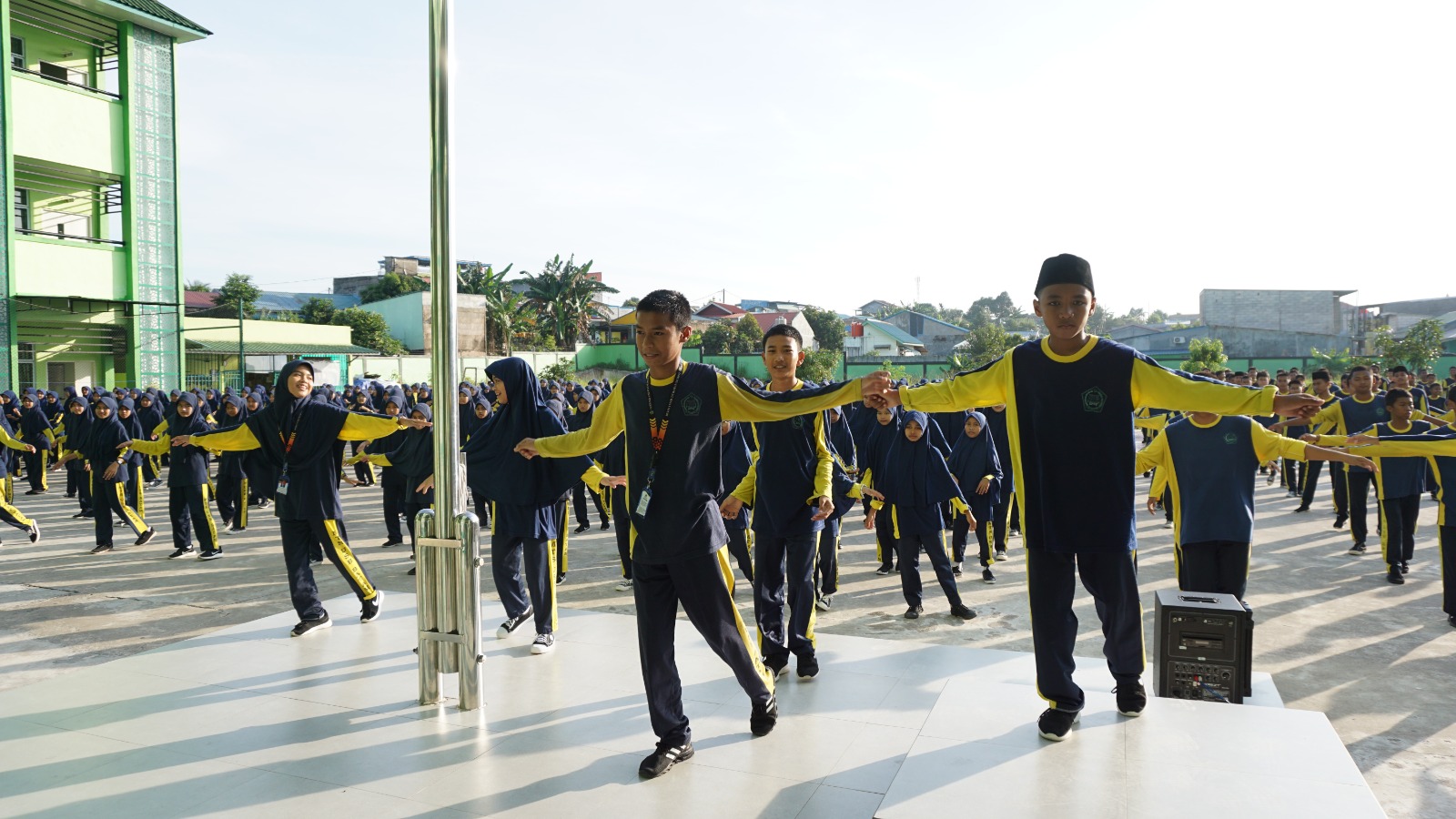 Mens Sana In Corpore Sano, Kegiatan Olahraga Bersama Seluruh Siswa, Guru, dan Karyawan Madrasah