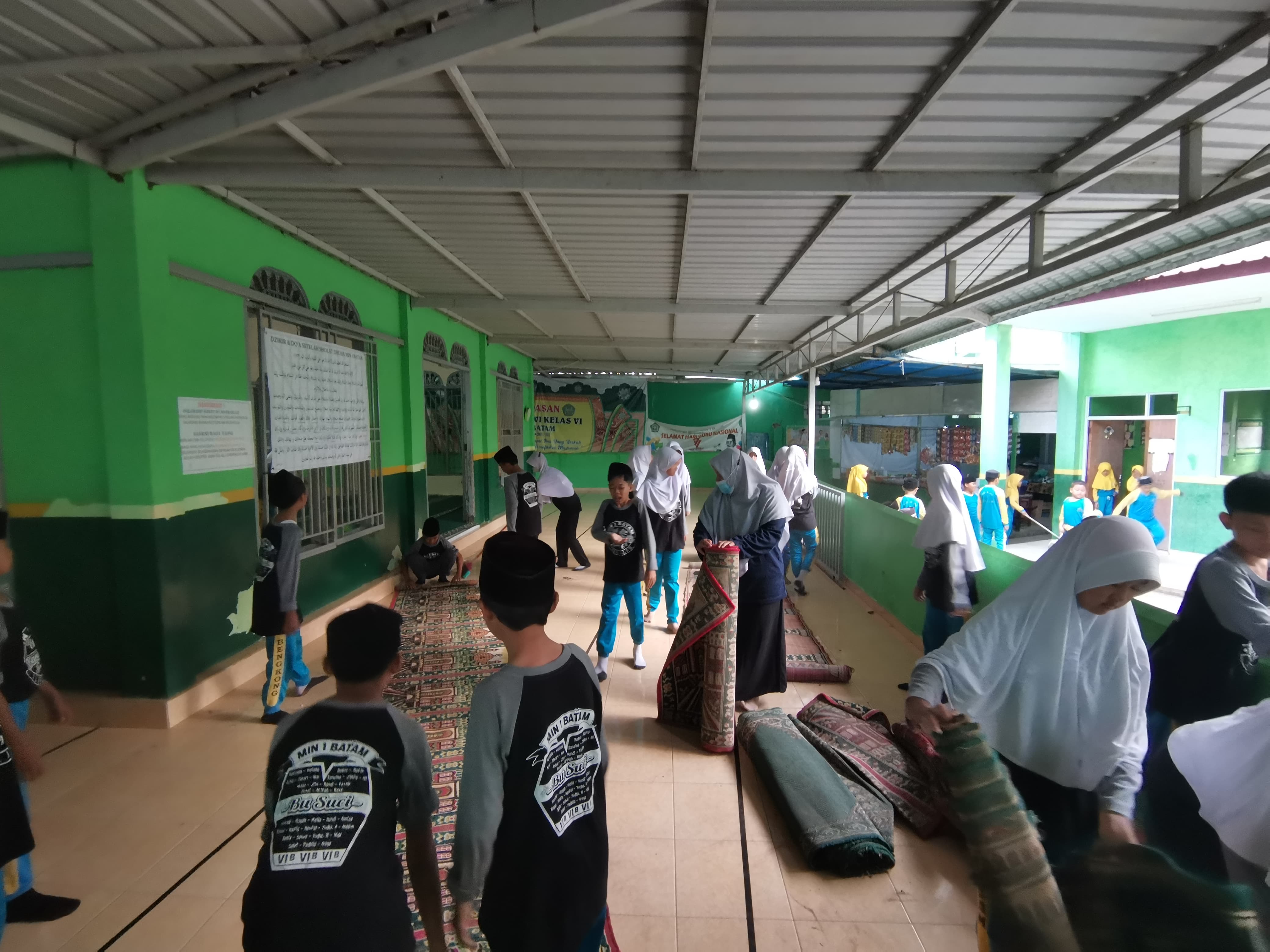 Bersih-Bersih MIN 1 Batam: Wujud Kepedulian Bersama untuk Lingkungan Pendidikan yang Nyaman