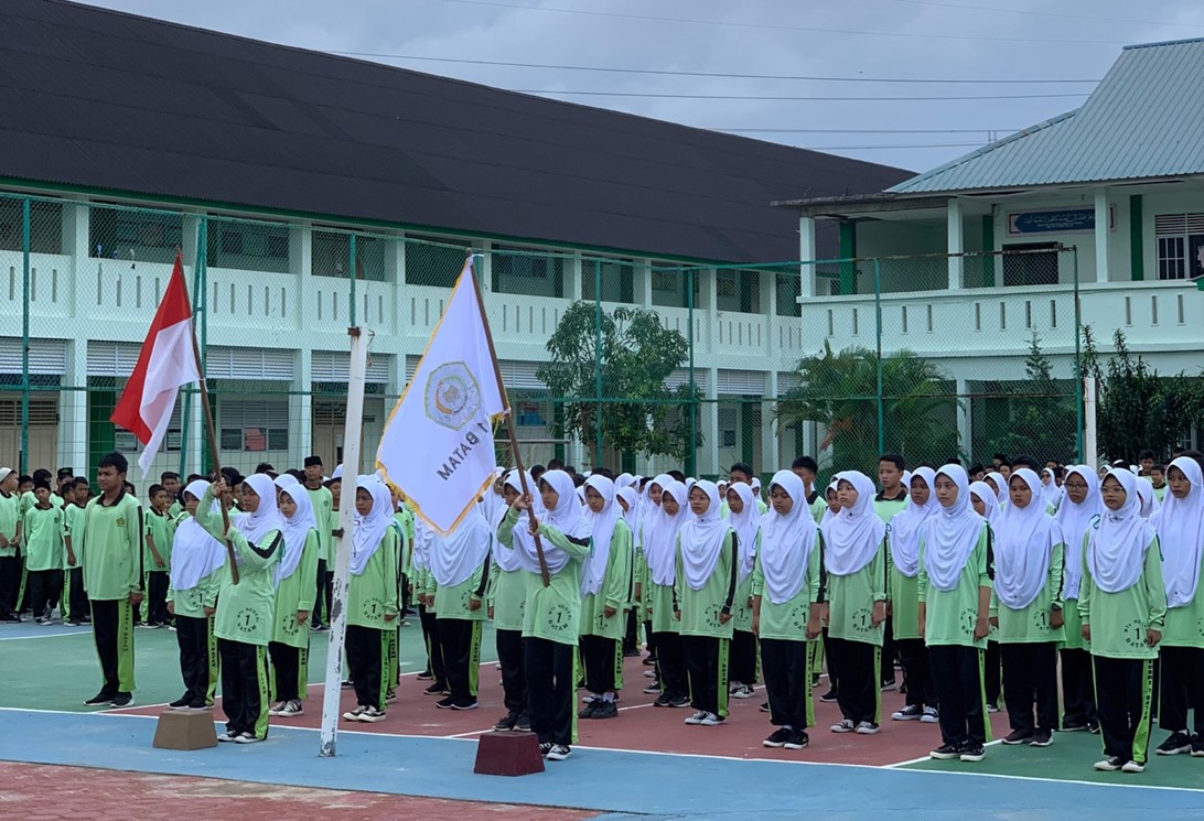 Kepala MTsN 1 Batam Resmi Melantik Pengurus OSIM  Tahun Pelajaran 2023/2024
