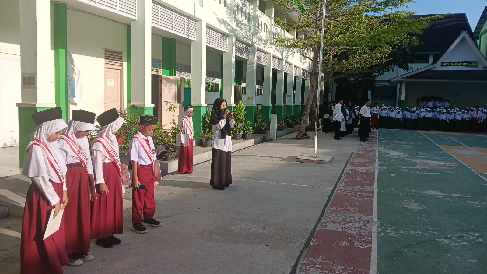 Meruncingkan Pensil tema amanat upacara pagi ini di MIN 2 Batam