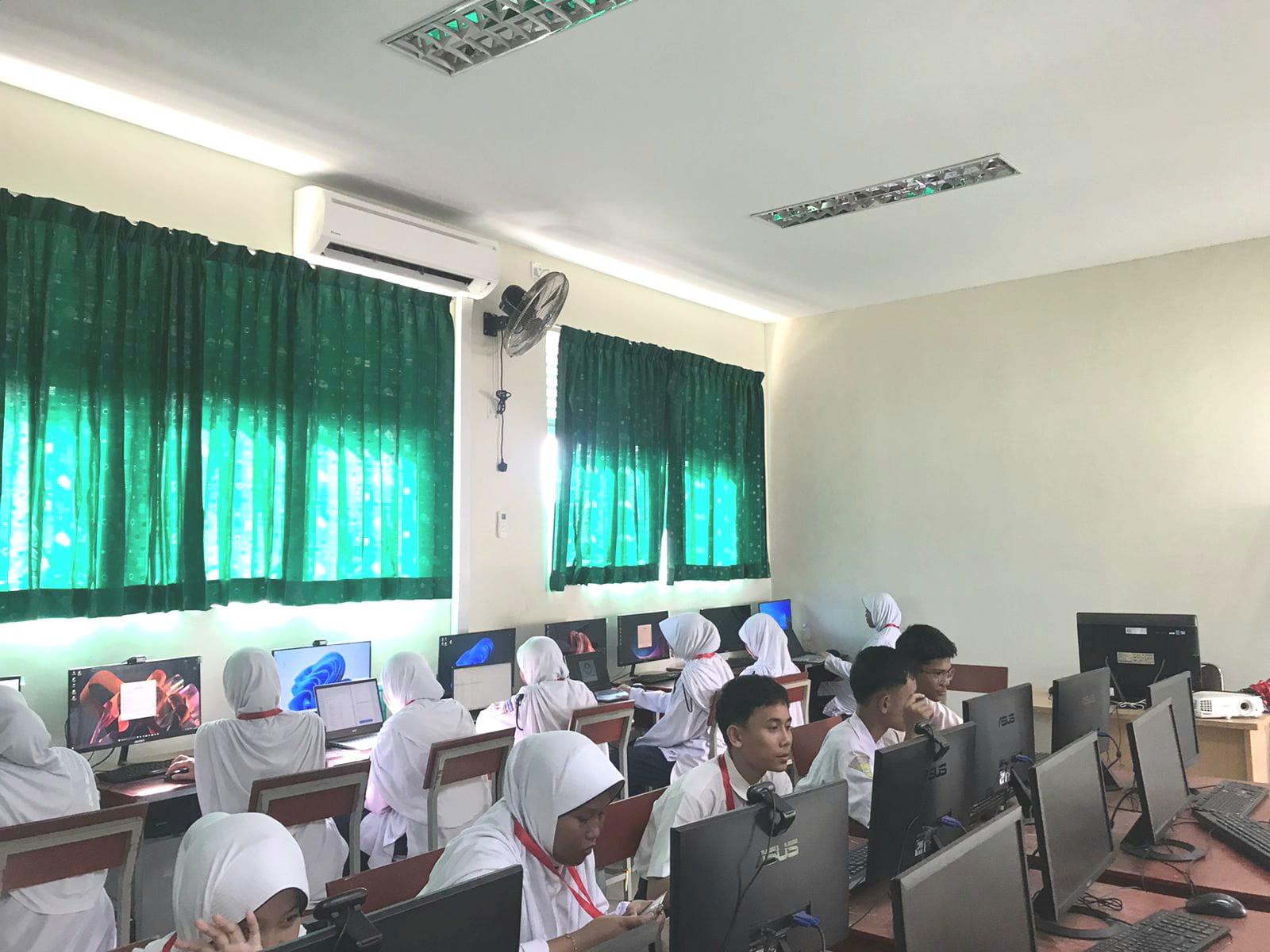 Peserta Didik Kelas IX MTsN 1 Batam Mengikuti Asesmen Nasional Bakat Minat (ANBM)