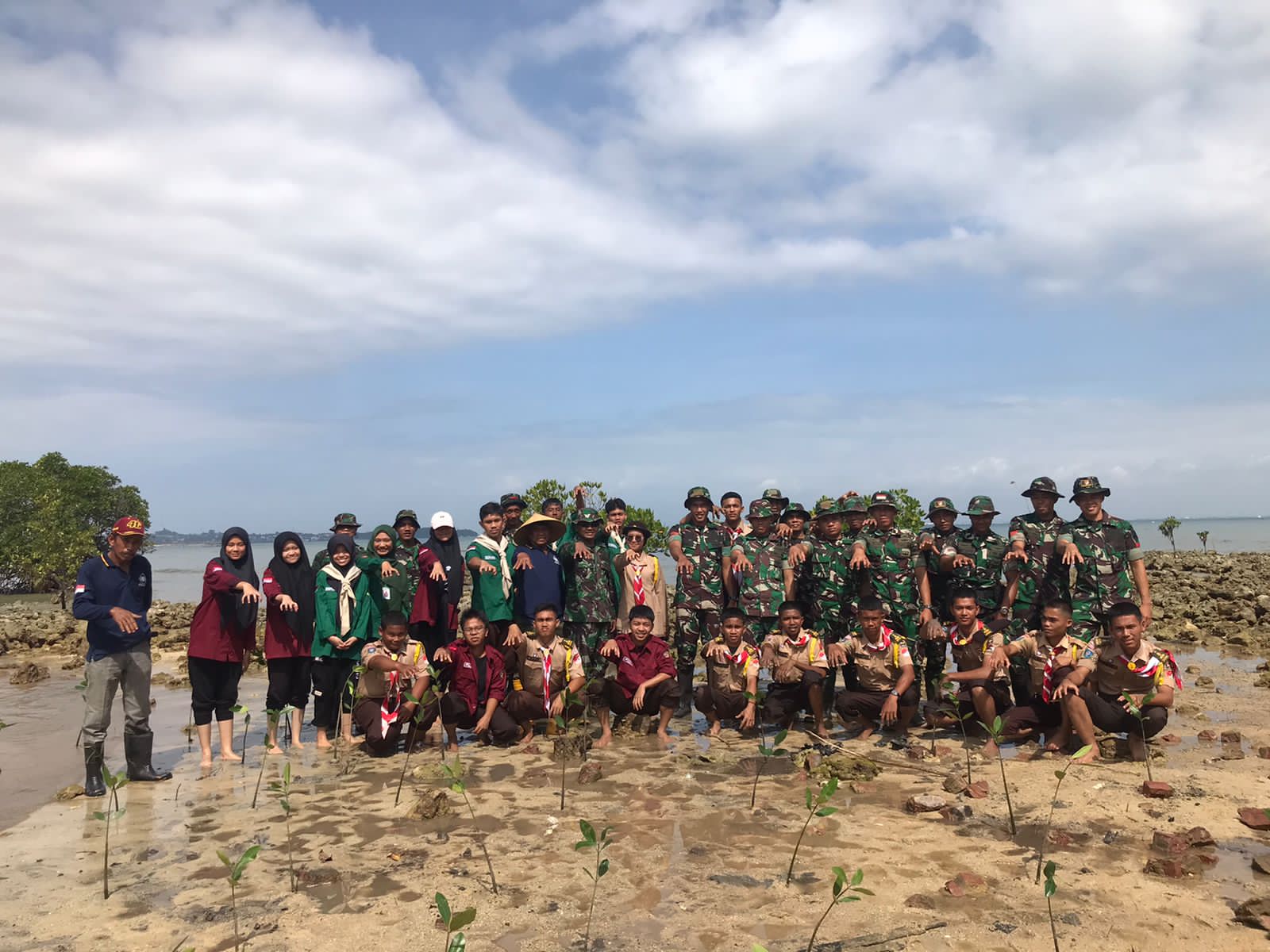 SAPALA dan Dewan Ambalan MAN IC Batam Ikuti Kegiatan Menanam 1000 Pohon Mangrove