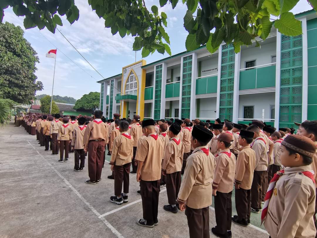 Keseruan Dalam Pembiasaan Pramuka di MIN 1 Batam