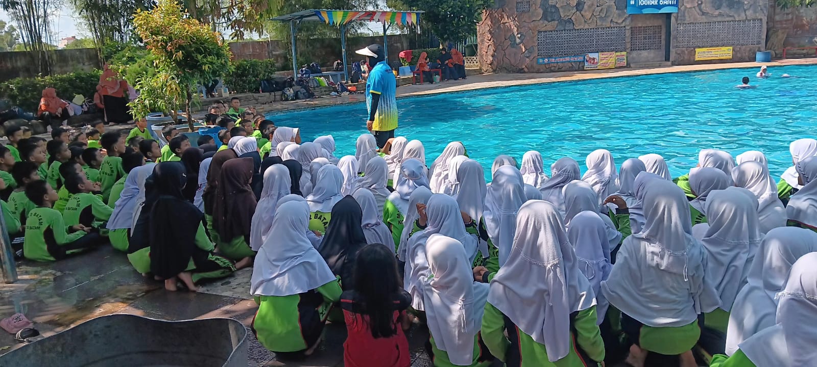 Kegiatan praktek berenang di Water Park Top 100