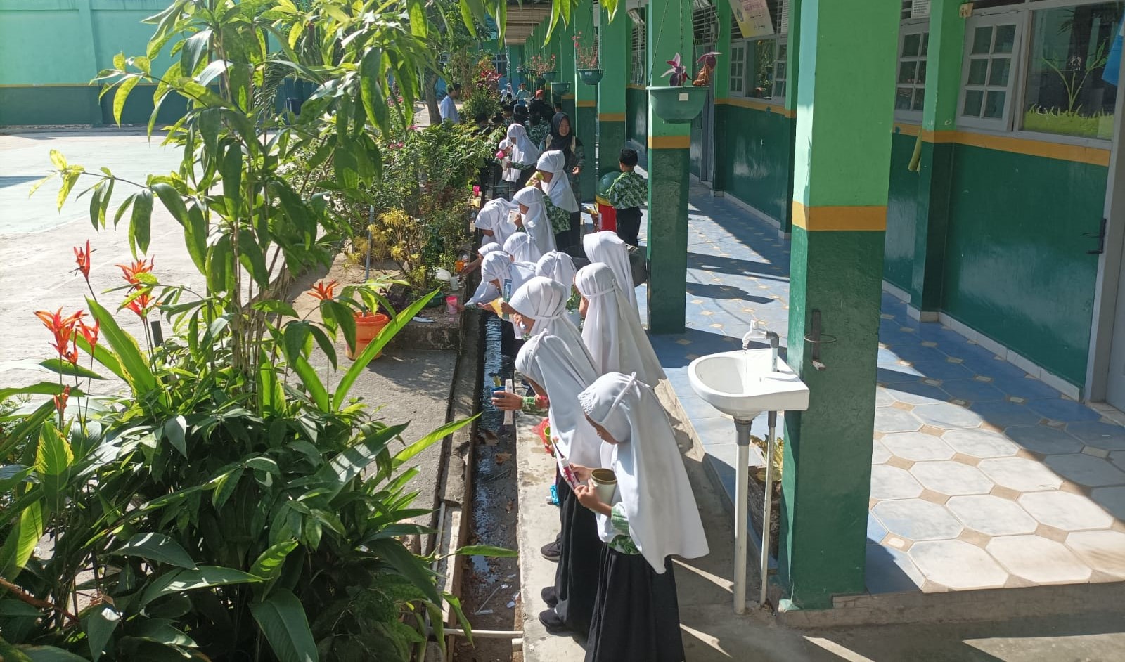 Pelaksanaan Penjaringan Kesehatan Sikat Gigi Massal dan Penyuluhan Gizi Kelas 1