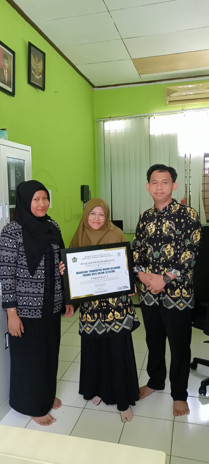 Tim Bendahara MTsN 2 Batam Mendapatkan Peringkat 2 Dalam Penyampaian LPJ Tercepat Tahun 2023