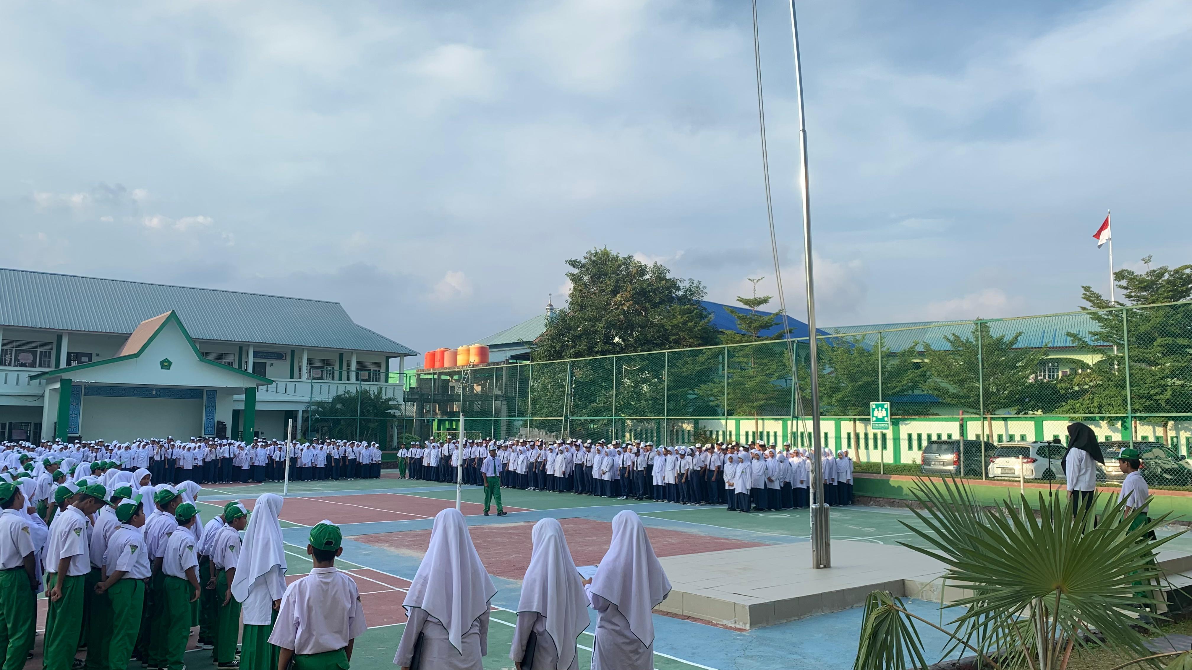 Pelaksanaan Upacara Kenaikan Bendera Merah Putih Di MTsN 1 Batam