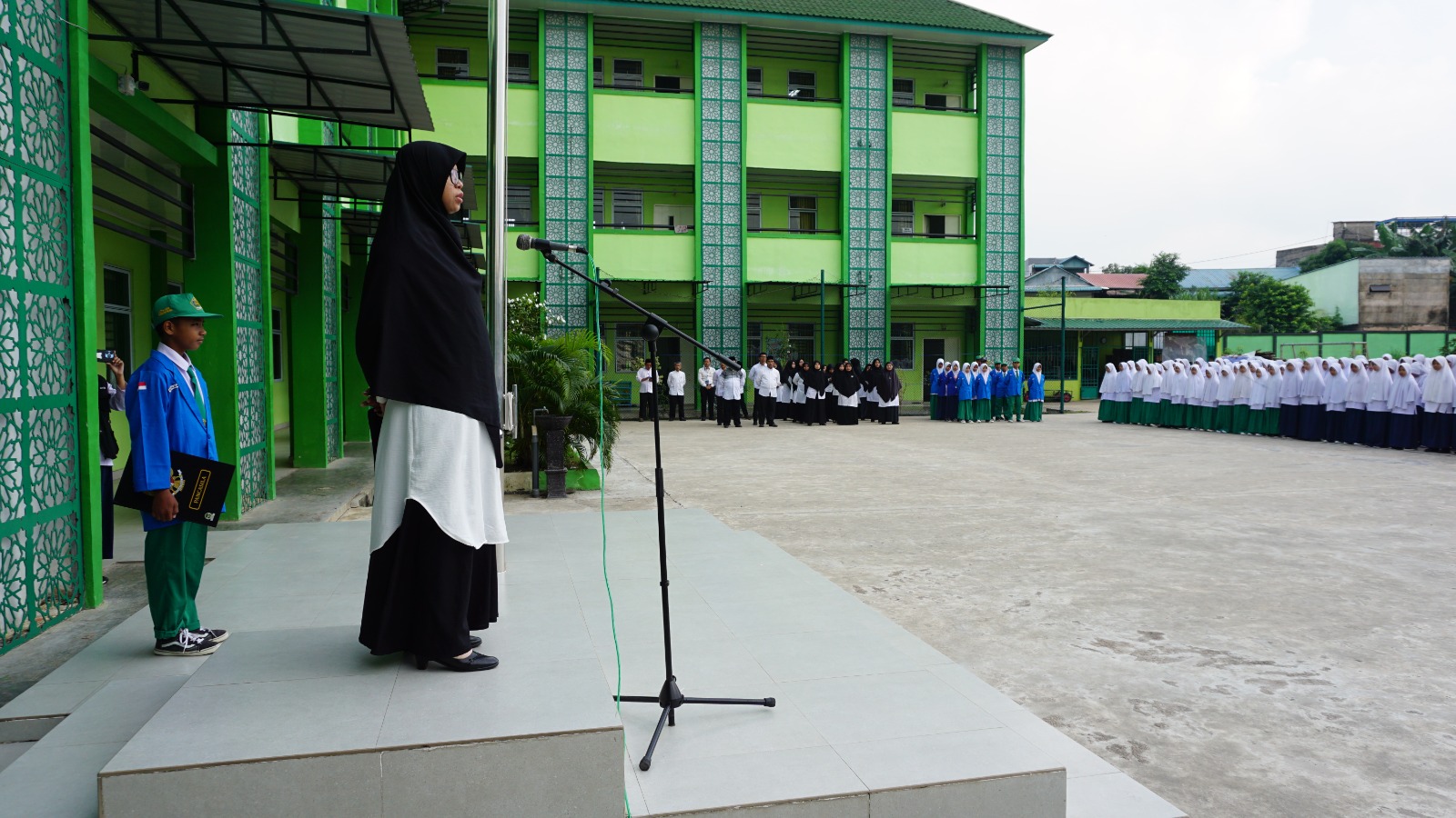 Pembina Beri Arahan Tentang Adab Terhadap Sesama Siswa dan Guru Dalam Amanat Upacara