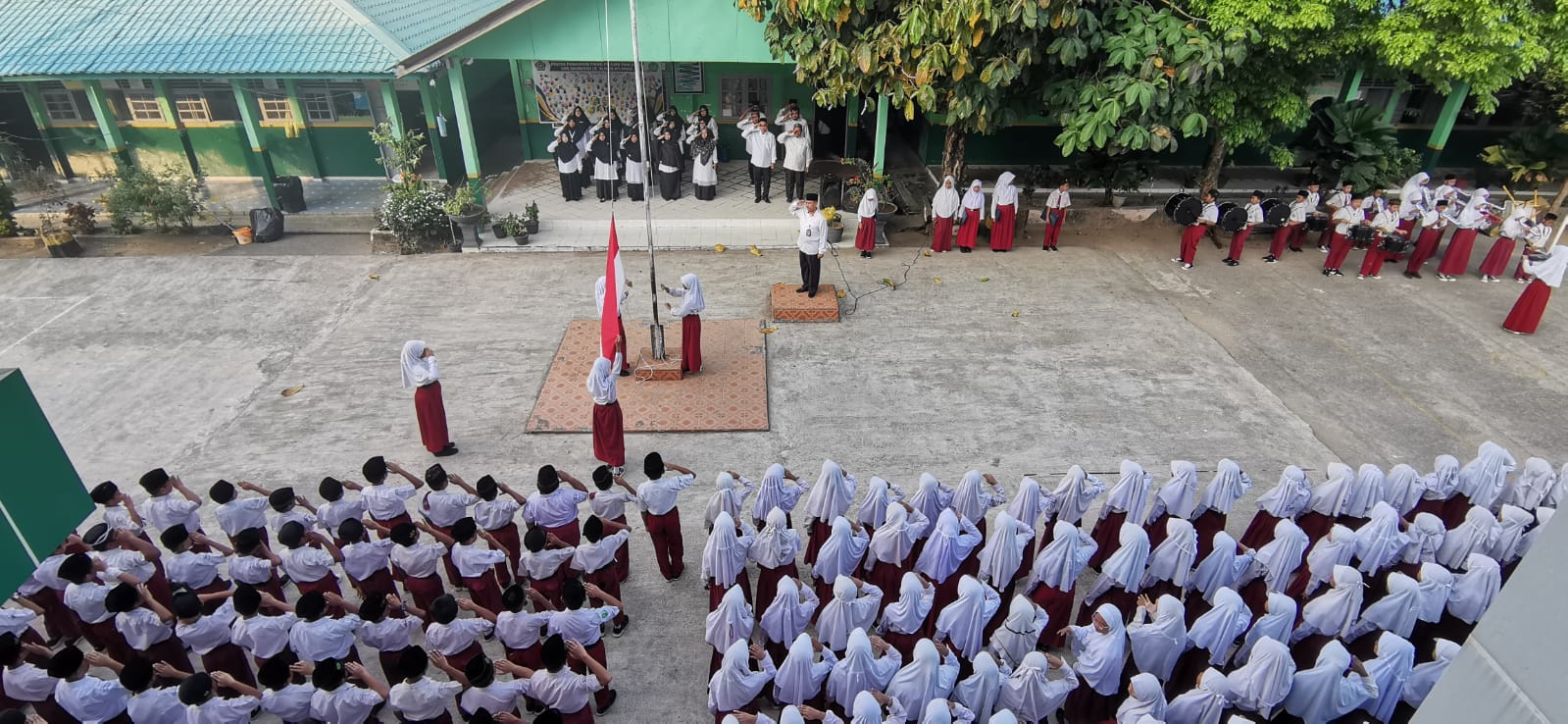 Upacara Bendera Hari Senin, Kepala Madrasah Sampaikan Pentingnya Menjaga Kebersihan