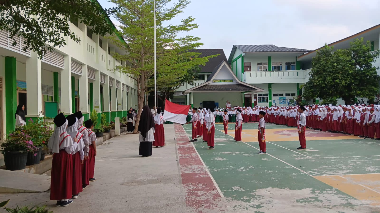 Pelaksanaan upacara bendera senin pagi