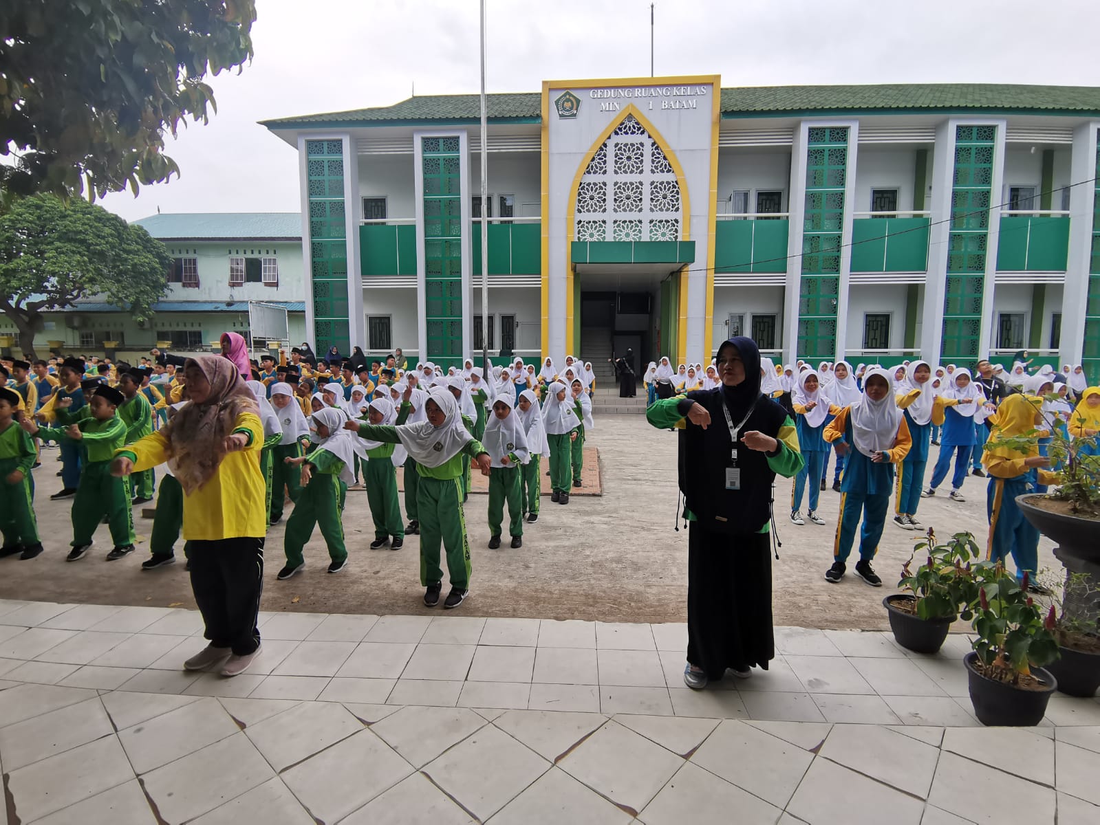 Keceriaan dan Semangat Siswa Melalui Kegiatan Senam Pagi di MIN 1 Batam