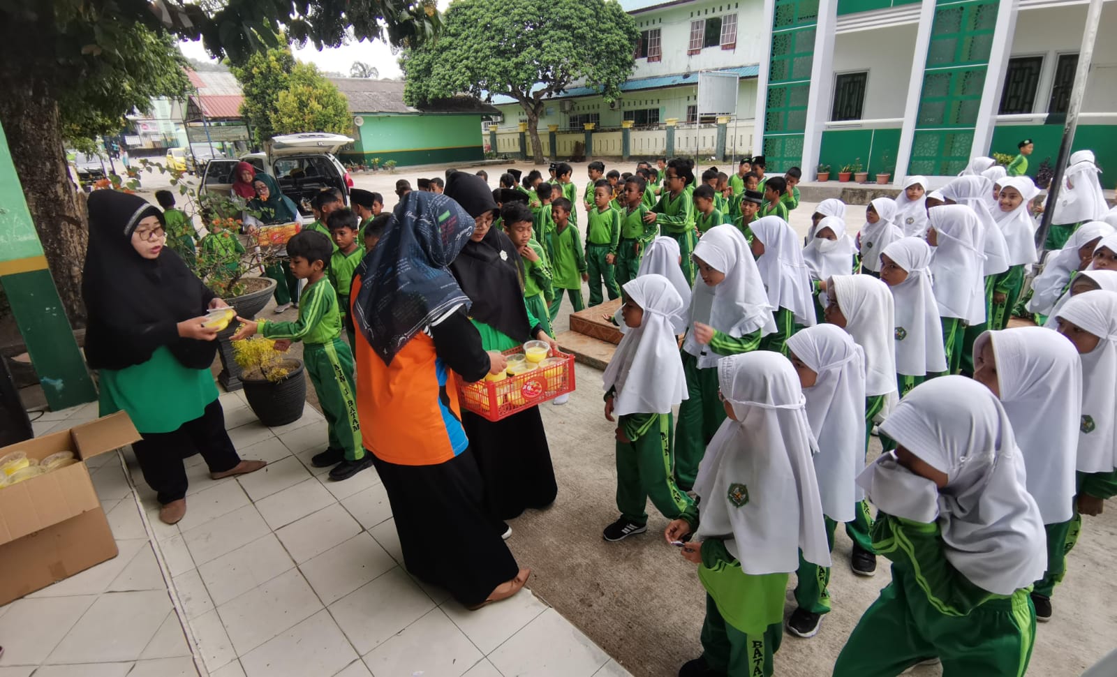 UKS MIN 1 Batam Adakan Kegiatan Makan Sehat