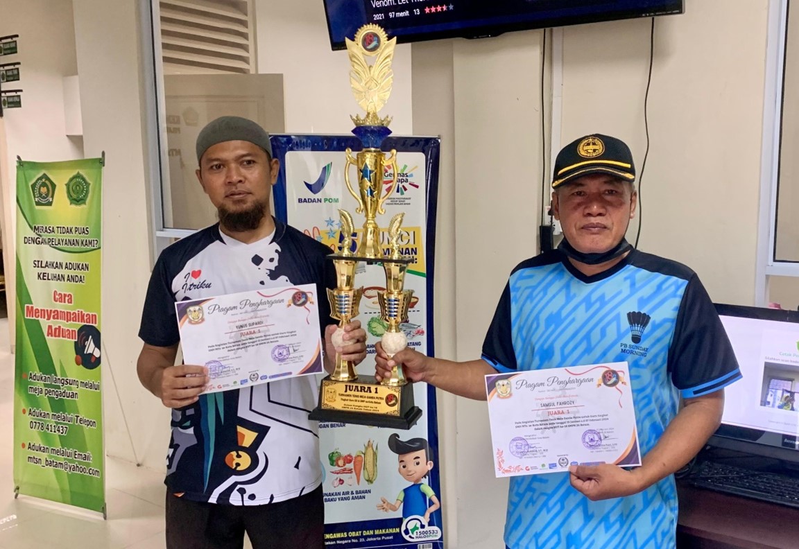 Tidak Ingin Kalah Semangat Juang dengan Peserta Didik, 2 Pendidik MTsN 1 Batam Boyong Piala Juara 1