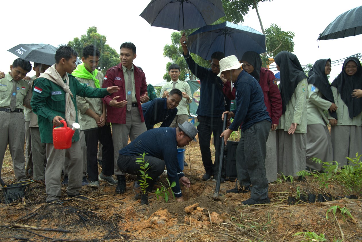 MAN IC Batam Turut Sukseskan Penanaman 10.000 Pohon di Madrasah