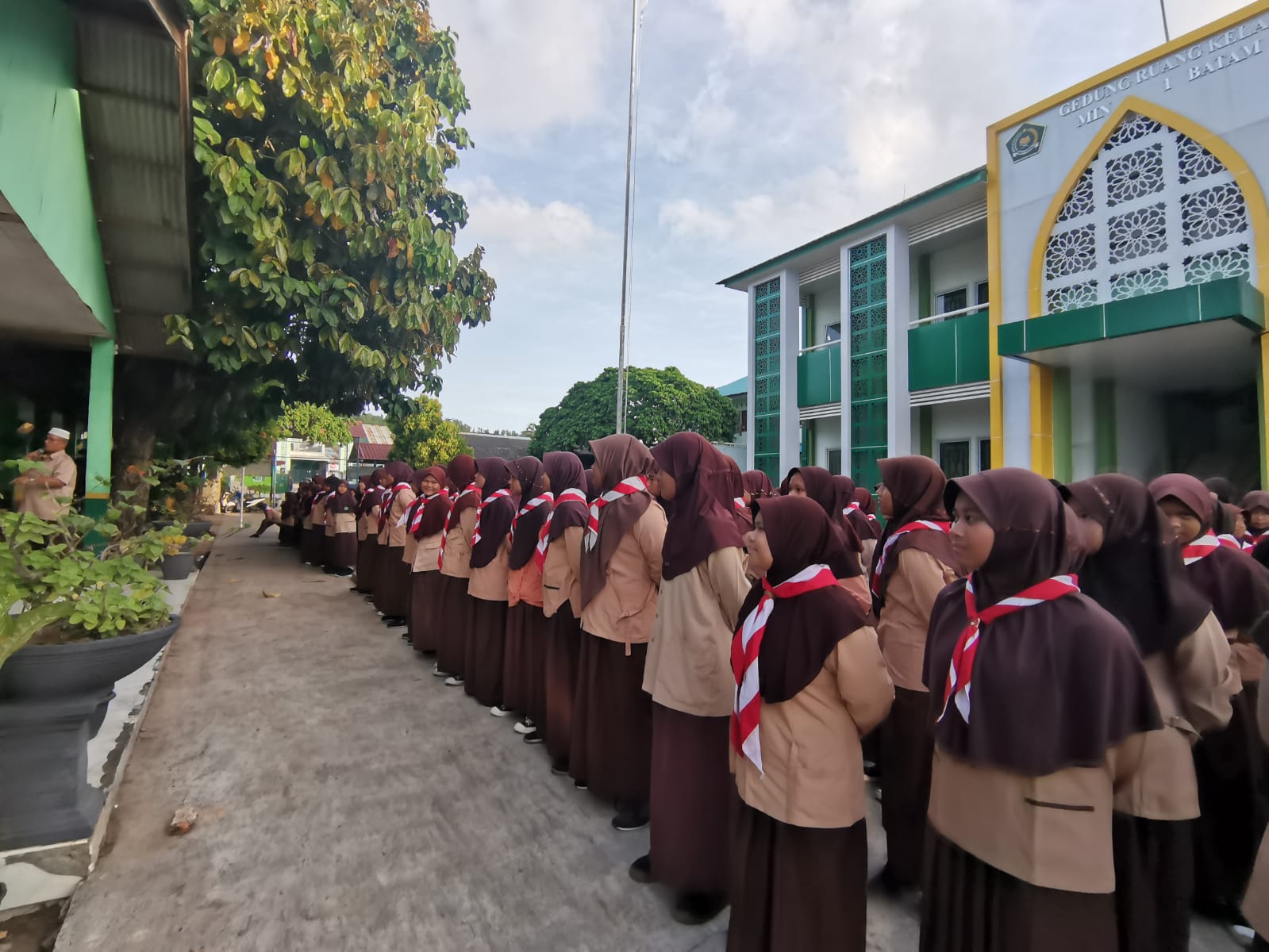 Kegiatan Rutin Pembiasaan Pramuka MIN 1 Batam