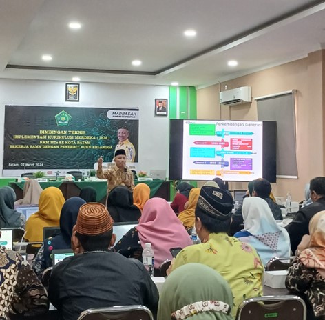 Pendidik MTsN 1 Batam mengikuti BIMTEK Implementasi Kurikulum Merdeka