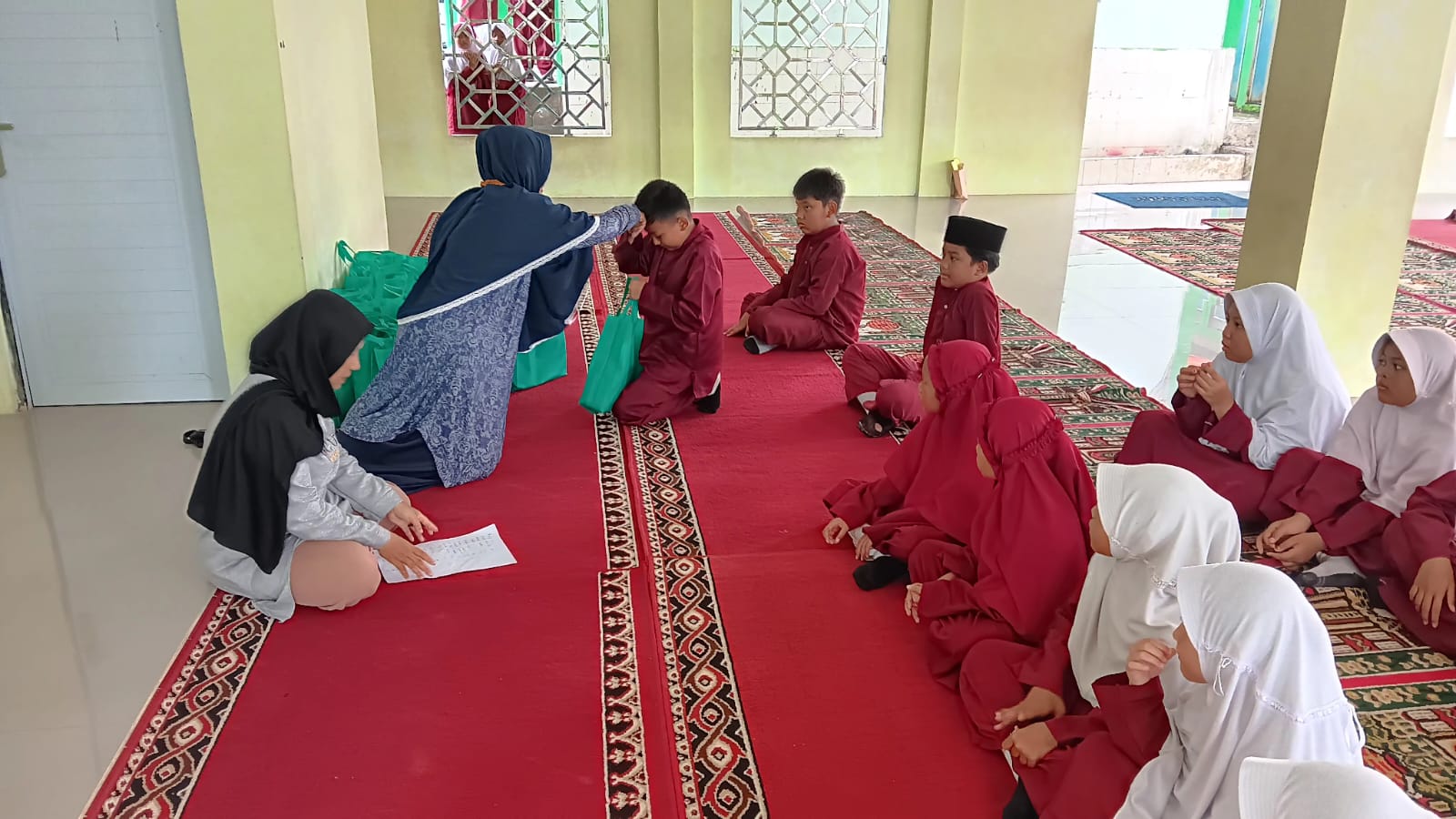 POMG MIN 2 Batam Membagikan Bingkisan Ramadhan