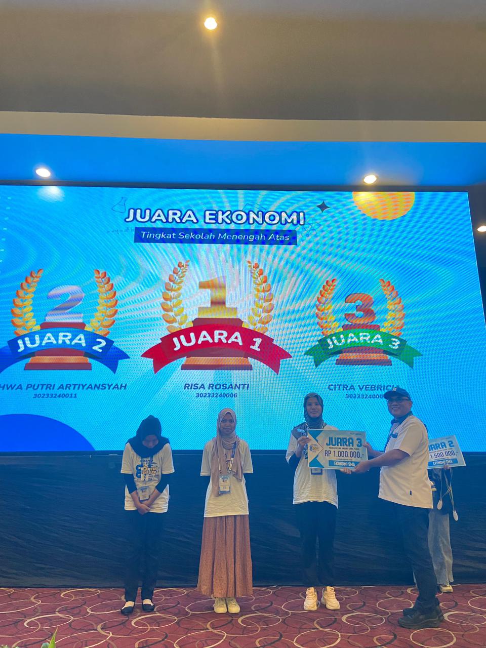 Siswi MAN Batam Raih Prestasi Juara 3 Olimpiade Ekonomi Tingkat Nasional
