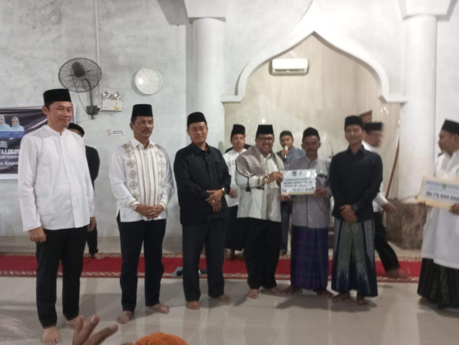 Dampingi Walikota Batam Saat Safari Ramadhan, Kakankemenag Kota Batam Serahkan Bantuan 