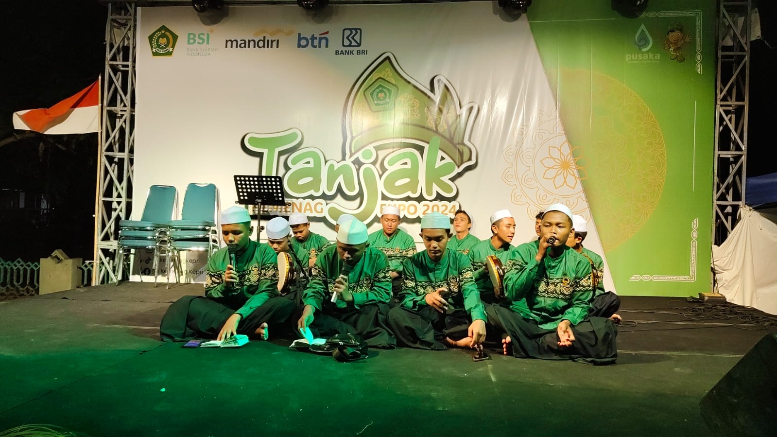 Aksi Panggung Tim Hadroh Al-Busyro MTs USB Filial MTsN 1 Batam di Tanjak Kemenag Kepri Expo 2024