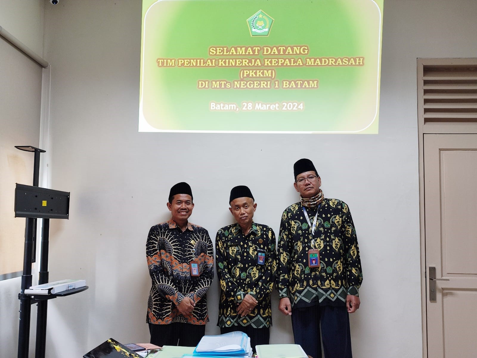 Visitasi Penilaian Kinerja Kepala Madrasah (PKKM) di MTsN 1 Batam oleh Pengawas Madrasah 