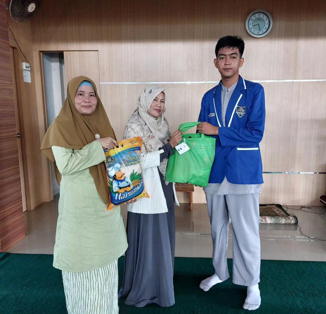 Ramadhan Berkah, Kepala MAN Batam Serahkan Bantuan Sembako Untuk Peserta Didik