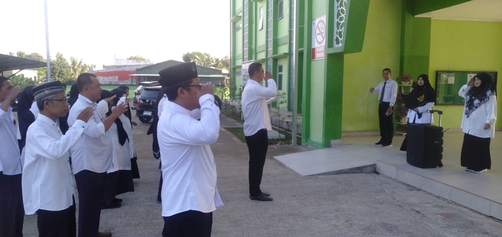 Pimpin Kegiatan Apel Pagi, Titin Kustini, S.Pd Sampaikan Agenda Penting Madrasah