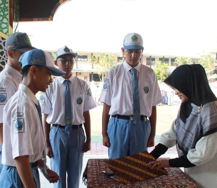 Kepala MAN Batam Resmi Lantik Pengurus OSIM MAN Batam Periode 2024-2025