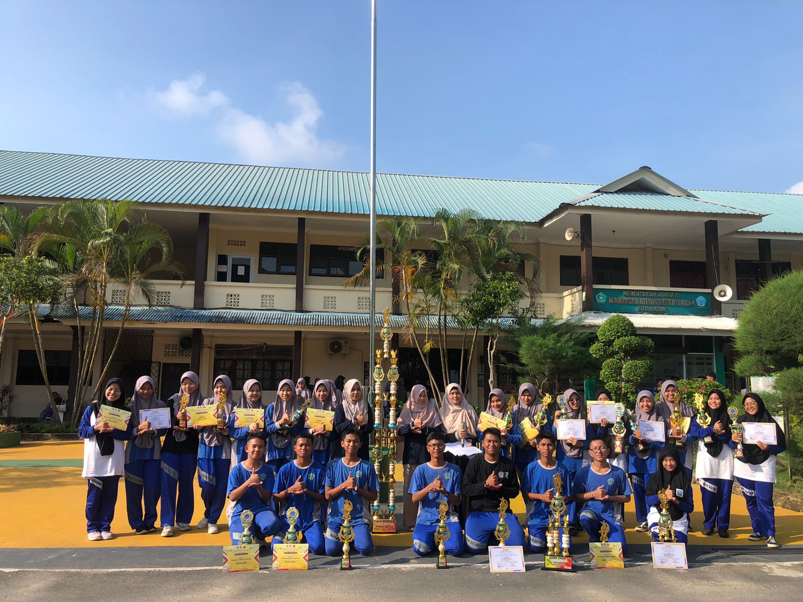Kepala MAN Batam Berikan Apresiasi Kepada Siswa Berprestasi Bersama Tim Kesiswaan