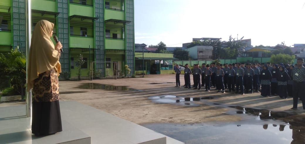 Waka. Kurikulum MTs USB Filial MTsN 1 Batam Beri Arahan Pada Apel Pagi Persiapan Asesmen Madrasah 2024