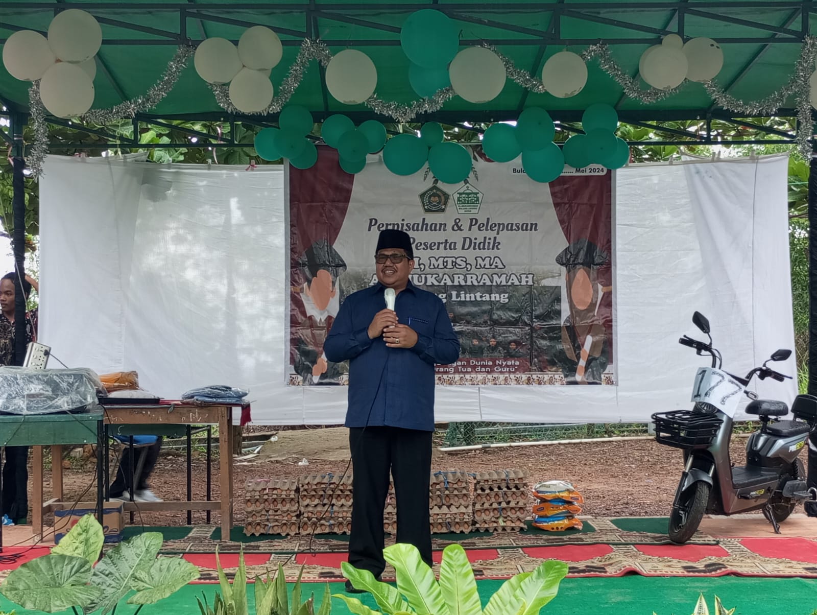 Naik Pompong ke Pulau Bulang Lintang, Kakankemenag Kota Batam Hadiri Pelepasan dan Perpisahan MI, MTs, dan MA Al Mukarramah