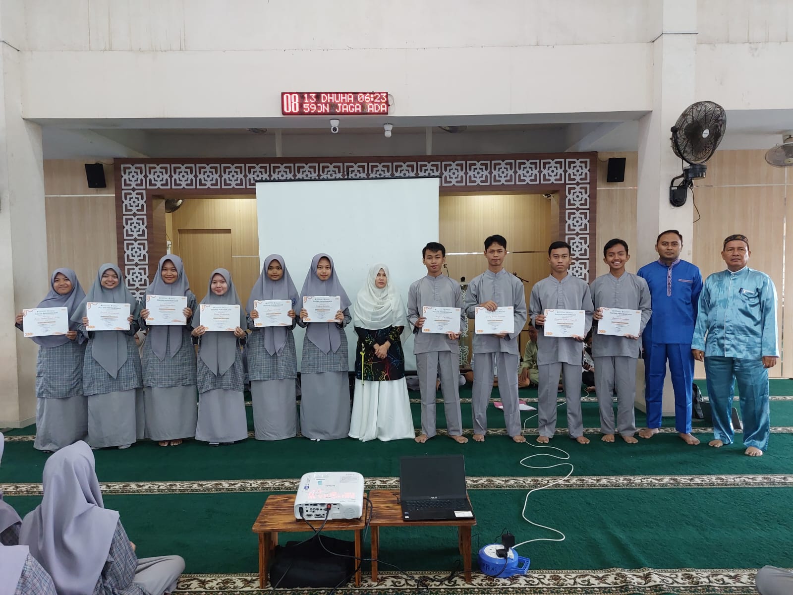 Kepala MAN Batam Berikan Apresiasi Siswa dan Siswi Berprestasi Tahun 2023-2024
