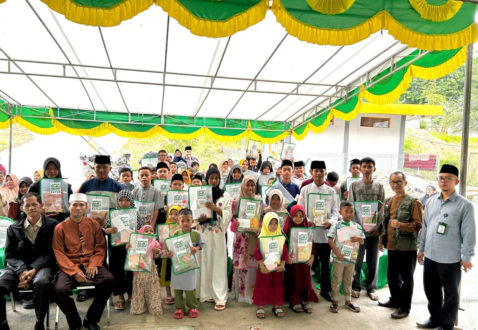 LAZ Batam Santuni 100 Anak Yatim dan Difabel di Lebaran Yatim 10 Muharram 1446 H