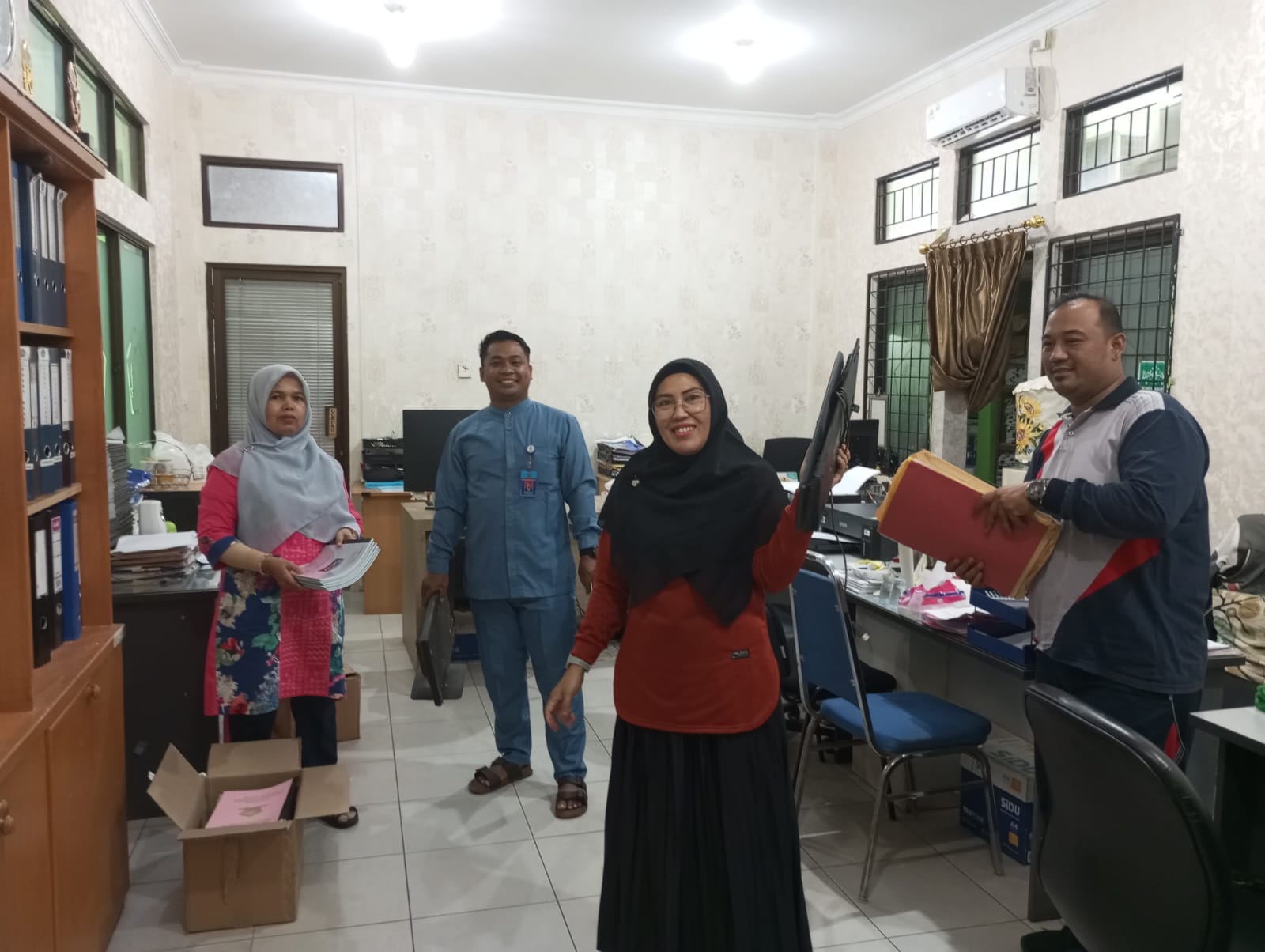 Seluruh Pegawai Kankemenag Kota Batam Gotong Royong di Ruangan Masing-masing