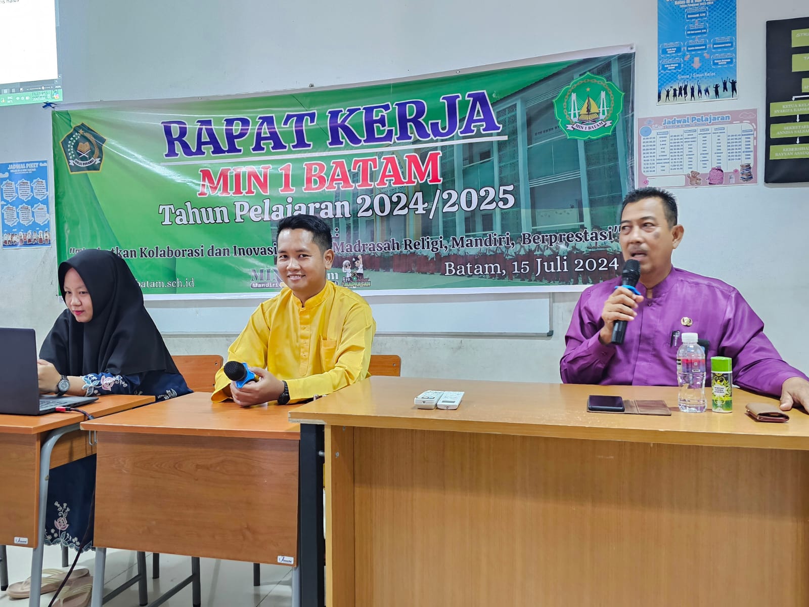 Penutupan Rapat Kerja Tahun Pelajaran 2024-2025. Kepala MIN 1 Batam mengajak kerja kolaboratif dalam membangun