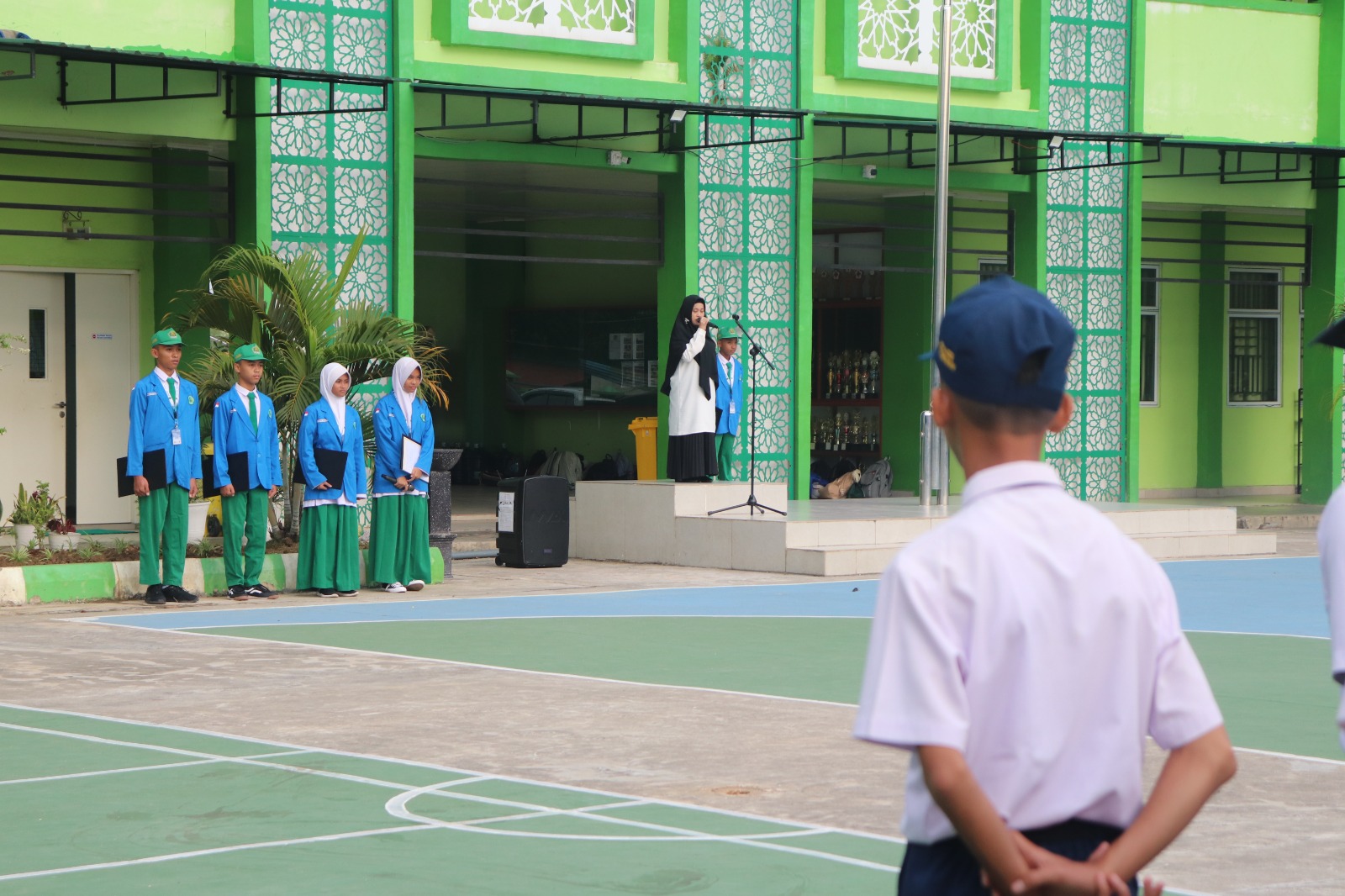Amanat Pembina Upacara, Ibu Fatihatul Ilmah sampaikan Pentingnya Kakak Kelas Memberikan Contoh Yang Baik