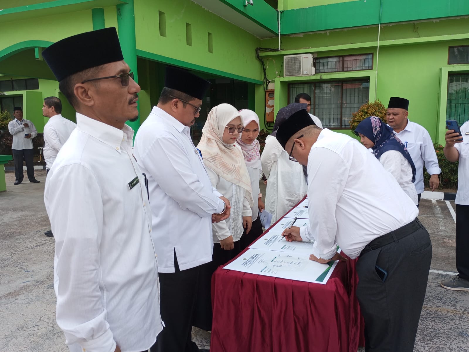 Kepala KUA Batam Kota dan Jajaran Tandatangani Komitmen Bersama